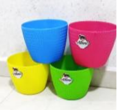 Maceta de plástico para jardín, chica.